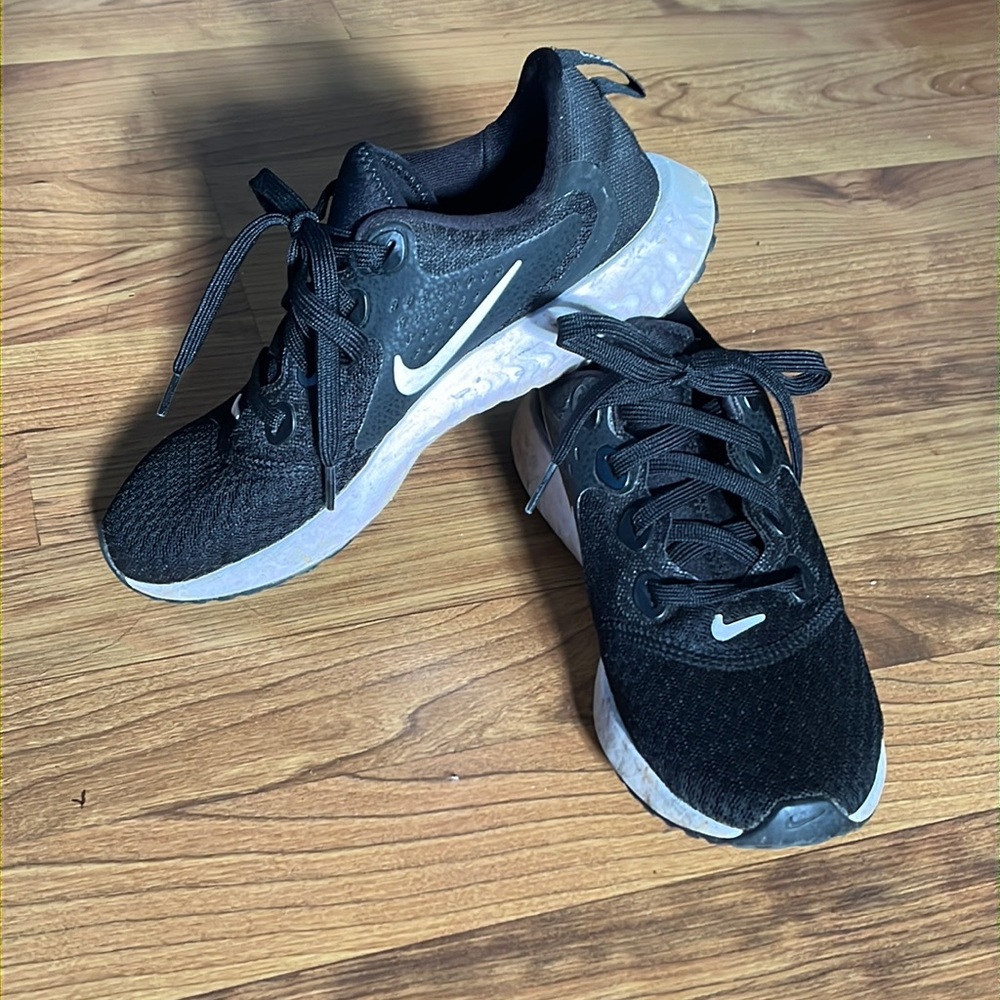 Barely worn kids black Nikes! 3.5 Y size